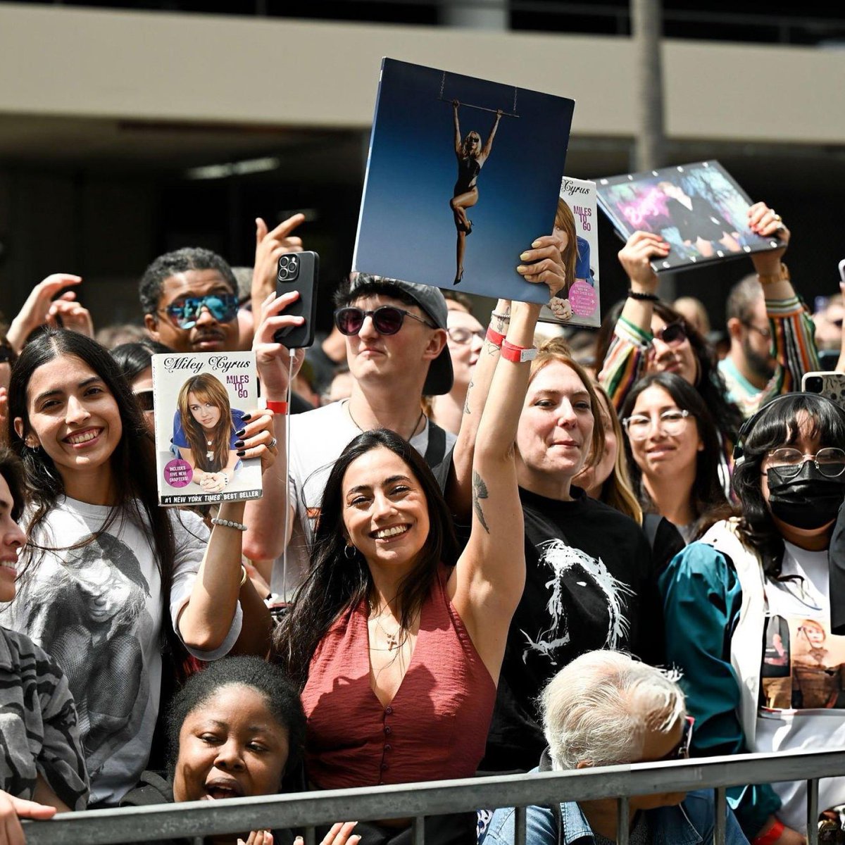 Miley Official tweet media