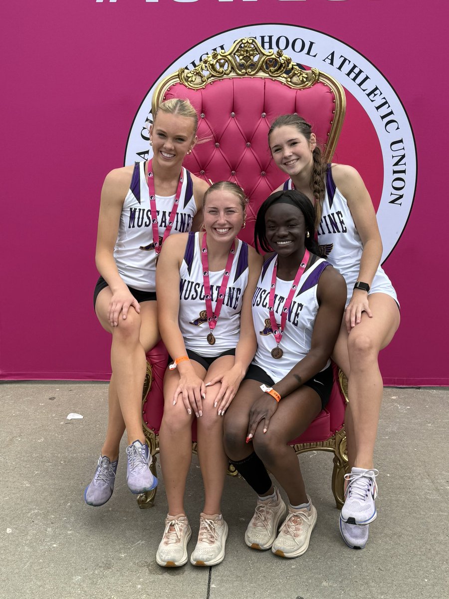 skiesgirlstrack's tweet photo. School record holders in the 4x400m relay @MuscatineCSD @MuscatineHS https://t.co/ZB7xLplfmz