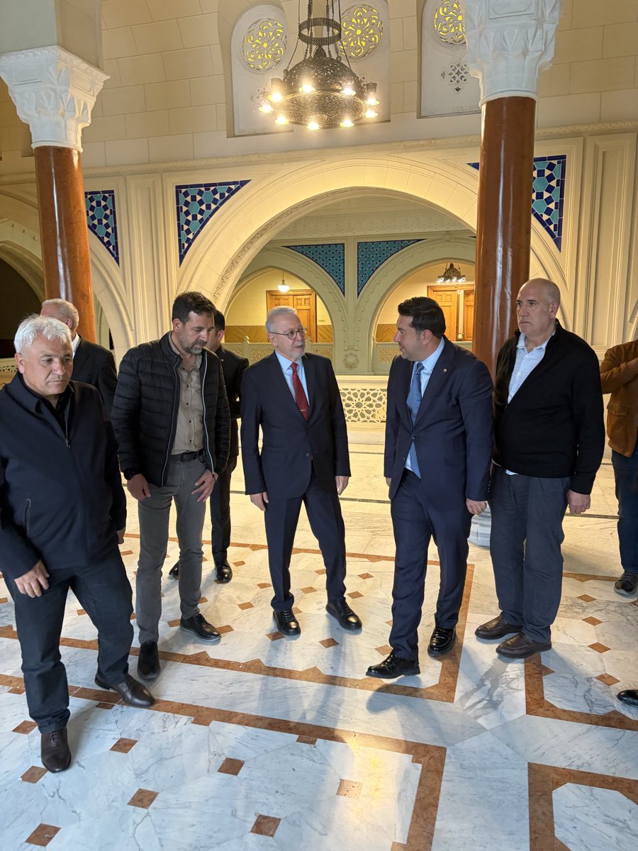 karstso36's tweet photo. KARS’TAN TARİHİ SINIR HAMLESİ: “DOĞUKAPI AÇILIRSA KARS KAFKASYA’NIN TİCARET MERKEZİ OLUR”

Kars Ticaret ve Sanayi Odası Yönetim Kurulu Başkanı Kadir Bozan, Meclis Üyeleri ile birlikte Türkiye-Ermenistan Normalleşme Süreci Özel Temsilcisi, Emekli Büyükelçi Serdar Kılıç’ı ziyaret etti.

Ziyaretin ana gündemini, Kars’ın Akyaka ilçesinde yer alan Doğukapı Sınır Kapısı’nın açılması ve Türkiye-Ermenistan normalleşme sürecinin Kars’a sağlayacağı ekonomik, ticari ve turizm odaklı kazanımlar oluşturdu.

Görüşmede, Türkiye-Ermenistan normalleşme sürecinde gelinen aşamaya ilişkin değerlendirmelerde bulunan Büyükelçi Serdar Kılıç, iki ülke arasında hava ulaşımı ve ticari ilişkilerde önemli adımlar atıldığını ifade etti. İstanbul-Erivan uçuşlarının başlamasının sürecin somut göstergelerinden biri olduğu belirtilirken, Türkiye ile Ermenistan arasında doğrudan ticarete ilişkin bürokratik hazırlıkların tamamlanmasının da iş dünyası açısından yeni bir dönemin kapısını araladığı vurgulandı.

Görüşmede ayrıca, Ermenistan’ın gümrük işlemlerinde 077 ülke kodu ile tanımlandığı, bu çerçevede ticari süreçlerin daha şeffaf ve doğrudan yürütülebilmesine imkân sağlayan yeni düzenlemelerin önem taşıdığı ifade edildi.

Doğukapı Sınır Kapısı’nın açılması konusunda Türkiye tarafının önemli ölçüde hazır olduğu, ancak Ermenistan tarafında tamamlanması gereken altyapı, yatırım ve teknik hazırlıkların bulunduğu değerlendirildi. Sınır kapısının açılmasının yalnızca iki ülke arasındaki geçişleri değil; Kars’ın ticaretini, turizmini, lojistik potansiyelini, yatırım iklimini ve bölgesel cazibesini doğrudan etkileyecek stratejik bir gelişme olacağına dikkat çekildi.

Kars Ticaret ve Sanayi Odası Yönetim Kurulu Başkanı Kadir Bozan, görüşmede yaptığı değerlendirmede Doğukapı Sınır Kapısı’nın Kars için tarihi bir fırsat olduğunu belirterek, Kars’ın tüm aktörlerinin bu konuda ortak irade ortaya koyması gerektiğini vurguladı.

Bozan, “Doğukapı Sınır Kapısı’nın açılması Kars için sadece bir sınır kapısının faaliyete geçmesi değildir. Bu adım; ticaretin canlanması, turizmin güçlenmesi, yeni yatırımların önünün açılması, istihdamın artması ve göçün azaltılması anlamına gelmektedir. Kars’ın geleceği açısından bu sürece hep birlikte sahip çıkmalıyız.” ifadelerini kullandı.

Görüşmede, Karslı iş insanları ile Ermenistan’daki muhatap iş çevreleri arasında vakit kaybedilmeden karşılıklı ziyaretlerin başlatılması, kurumlar, birlikler, dernekler ve özel sektör temsilcileri arasında iş birliği zeminlerinin oluşturulması gerektiği de ele alındı.

Başkan Kadir Bozan, Kars Ticaret ve Sanayi Odası olarak süreci yakından takip edeceklerini belirterek, Ermenistan’daki iş dünyası temsilcileri, kurumlar ve ilgili muhataplarla temasların başlatılması için çalışma yürüteceklerini ifade etti.

Ziyaret, Doğukapı Sınır Kapısı’nın açılmasının Kars ekonomisi, bölgesel ticaret, turizm hareketliliği ve Türkiye-Ermenistan ilişkilerinin normalleşme süreci açısından taşıdığı kritik önemin altını çizen verimli bir istişare olarak değerlendirildi.

@KadirBozan_36 @zulkuf___ @OnurAlpYardmc1 @TOBBiletisim @RHisarciklioglu 
#dogukapi #ermenistan