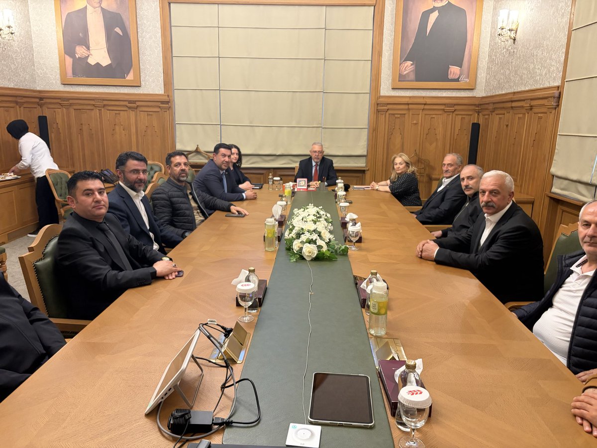 karstso36's tweet photo. KARS’TAN TARİHİ SINIR HAMLESİ: “DOĞUKAPI AÇILIRSA KARS KAFKASYA’NIN TİCARET MERKEZİ OLUR”

Kars Ticaret ve Sanayi Odası Yönetim Kurulu Başkanı Kadir Bozan, Meclis Üyeleri ile birlikte Türkiye-Ermenistan Normalleşme Süreci Özel Temsilcisi, Emekli Büyükelçi Serdar Kılıç’ı ziyaret etti.

Ziyaretin ana gündemini, Kars’ın Akyaka ilçesinde yer alan Doğukapı Sınır Kapısı’nın açılması ve Türkiye-Ermenistan normalleşme sürecinin Kars’a sağlayacağı ekonomik, ticari ve turizm odaklı kazanımlar oluşturdu.

Görüşmede, Türkiye-Ermenistan normalleşme sürecinde gelinen aşamaya ilişkin değerlendirmelerde bulunan Büyükelçi Serdar Kılıç, iki ülke arasında hava ulaşımı ve ticari ilişkilerde önemli adımlar atıldığını ifade etti. İstanbul-Erivan uçuşlarının başlamasının sürecin somut göstergelerinden biri olduğu belirtilirken, Türkiye ile Ermenistan arasında doğrudan ticarete ilişkin bürokratik hazırlıkların tamamlanmasının da iş dünyası açısından yeni bir dönemin kapısını araladığı vurgulandı.

Görüşmede ayrıca, Ermenistan’ın gümrük işlemlerinde 077 ülke kodu ile tanımlandığı, bu çerçevede ticari süreçlerin daha şeffaf ve doğrudan yürütülebilmesine imkân sağlayan yeni düzenlemelerin önem taşıdığı ifade edildi.

Doğukapı Sınır Kapısı’nın açılması konusunda Türkiye tarafının önemli ölçüde hazır olduğu, ancak Ermenistan tarafında tamamlanması gereken altyapı, yatırım ve teknik hazırlıkların bulunduğu değerlendirildi. Sınır kapısının açılmasının yalnızca iki ülke arasındaki geçişleri değil; Kars’ın ticaretini, turizmini, lojistik potansiyelini, yatırım iklimini ve bölgesel cazibesini doğrudan etkileyecek stratejik bir gelişme olacağına dikkat çekildi.

Kars Ticaret ve Sanayi Odası Yönetim Kurulu Başkanı Kadir Bozan, görüşmede yaptığı değerlendirmede Doğukapı Sınır Kapısı’nın Kars için tarihi bir fırsat olduğunu belirterek, Kars’ın tüm aktörlerinin bu konuda ortak irade ortaya koyması gerektiğini vurguladı.

Bozan, “Doğukapı Sınır Kapısı’nın açılması Kars için sadece bir sınır kapısının faaliyete geçmesi değildir. Bu adım; ticaretin canlanması, turizmin güçlenmesi, yeni yatırımların önünün açılması, istihdamın artması ve göçün azaltılması anlamına gelmektedir. Kars’ın geleceği açısından bu sürece hep birlikte sahip çıkmalıyız.” ifadelerini kullandı.

Görüşmede, Karslı iş insanları ile Ermenistan’daki muhatap iş çevreleri arasında vakit kaybedilmeden karşılıklı ziyaretlerin başlatılması, kurumlar, birlikler, dernekler ve özel sektör temsilcileri arasında iş birliği zeminlerinin oluşturulması gerektiği de ele alındı.

Başkan Kadir Bozan, Kars Ticaret ve Sanayi Odası olarak süreci yakından takip edeceklerini belirterek, Ermenistan’daki iş dünyası temsilcileri, kurumlar ve ilgili muhataplarla temasların başlatılması için çalışma yürüteceklerini ifade etti.

Ziyaret, Doğukapı Sınır Kapısı’nın açılmasının Kars ekonomisi, bölgesel ticaret, turizm hareketliliği ve Türkiye-Ermenistan ilişkilerinin normalleşme süreci açısından taşıdığı kritik önemin altını çizen verimli bir istişare olarak değerlendirildi.

@KadirBozan_36 @zulkuf___ @OnurAlpYardmc1 @TOBBiletisim @RHisarciklioglu 
#dogukapi #ermenistan