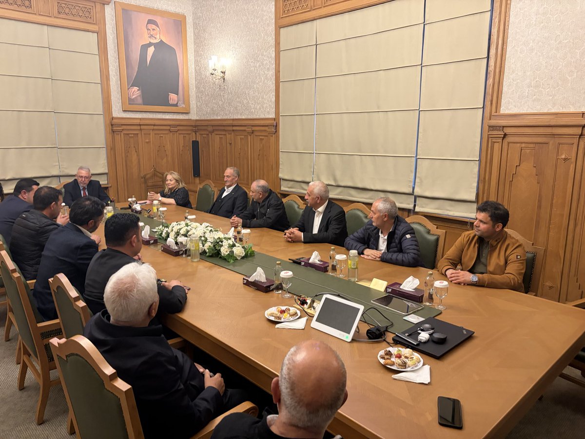 karstso36's tweet photo. KARS’TAN TARİHİ SINIR HAMLESİ: “DOĞUKAPI AÇILIRSA KARS KAFKASYA’NIN TİCARET MERKEZİ OLUR”

Kars Ticaret ve Sanayi Odası Yönetim Kurulu Başkanı Kadir Bozan, Meclis Üyeleri ile birlikte Türkiye-Ermenistan Normalleşme Süreci Özel Temsilcisi, Emekli Büyükelçi Serdar Kılıç’ı ziyaret etti.

Ziyaretin ana gündemini, Kars’ın Akyaka ilçesinde yer alan Doğukapı Sınır Kapısı’nın açılması ve Türkiye-Ermenistan normalleşme sürecinin Kars’a sağlayacağı ekonomik, ticari ve turizm odaklı kazanımlar oluşturdu.

Görüşmede, Türkiye-Ermenistan normalleşme sürecinde gelinen aşamaya ilişkin değerlendirmelerde bulunan Büyükelçi Serdar Kılıç, iki ülke arasında hava ulaşımı ve ticari ilişkilerde önemli adımlar atıldığını ifade etti. İstanbul-Erivan uçuşlarının başlamasının sürecin somut göstergelerinden biri olduğu belirtilirken, Türkiye ile Ermenistan arasında doğrudan ticarete ilişkin bürokratik hazırlıkların tamamlanmasının da iş dünyası açısından yeni bir dönemin kapısını araladığı vurgulandı.

Görüşmede ayrıca, Ermenistan’ın gümrük işlemlerinde 077 ülke kodu ile tanımlandığı, bu çerçevede ticari süreçlerin daha şeffaf ve doğrudan yürütülebilmesine imkân sağlayan yeni düzenlemelerin önem taşıdığı ifade edildi.

Doğukapı Sınır Kapısı’nın açılması konusunda Türkiye tarafının önemli ölçüde hazır olduğu, ancak Ermenistan tarafında tamamlanması gereken altyapı, yatırım ve teknik hazırlıkların bulunduğu değerlendirildi. Sınır kapısının açılmasının yalnızca iki ülke arasındaki geçişleri değil; Kars’ın ticaretini, turizmini, lojistik potansiyelini, yatırım iklimini ve bölgesel cazibesini doğrudan etkileyecek stratejik bir gelişme olacağına dikkat çekildi.

Kars Ticaret ve Sanayi Odası Yönetim Kurulu Başkanı Kadir Bozan, görüşmede yaptığı değerlendirmede Doğukapı Sınır Kapısı’nın Kars için tarihi bir fırsat olduğunu belirterek, Kars’ın tüm aktörlerinin bu konuda ortak irade ortaya koyması gerektiğini vurguladı.

Bozan, “Doğukapı Sınır Kapısı’nın açılması Kars için sadece bir sınır kapısının faaliyete geçmesi değildir. Bu adım; ticaretin canlanması, turizmin güçlenmesi, yeni yatırımların önünün açılması, istihdamın artması ve göçün azaltılması anlamına gelmektedir. Kars’ın geleceği açısından bu sürece hep birlikte sahip çıkmalıyız.” ifadelerini kullandı.

Görüşmede, Karslı iş insanları ile Ermenistan’daki muhatap iş çevreleri arasında vakit kaybedilmeden karşılıklı ziyaretlerin başlatılması, kurumlar, birlikler, dernekler ve özel sektör temsilcileri arasında iş birliği zeminlerinin oluşturulması gerektiği de ele alındı.

Başkan Kadir Bozan, Kars Ticaret ve Sanayi Odası olarak süreci yakından takip edeceklerini belirterek, Ermenistan’daki iş dünyası temsilcileri, kurumlar ve ilgili muhataplarla temasların başlatılması için çalışma yürüteceklerini ifade etti.

Ziyaret, Doğukapı Sınır Kapısı’nın açılmasının Kars ekonomisi, bölgesel ticaret, turizm hareketliliği ve Türkiye-Ermenistan ilişkilerinin normalleşme süreci açısından taşıdığı kritik önemin altını çizen verimli bir istişare olarak değerlendirildi.

@KadirBozan_36 @zulkuf___ @OnurAlpYardmc1 @TOBBiletisim @RHisarciklioglu 
#dogukapi #ermenistan