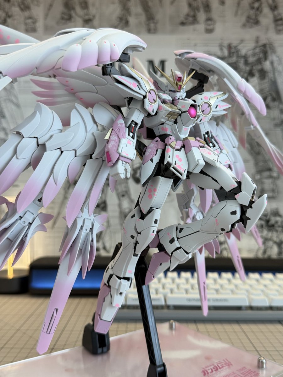 PhillipWilpp's tweet photo. ピンクの桜雪姫ガンダム、美しすぎてずるいくらいです💓 https://t.co/L8tXyIN8xE