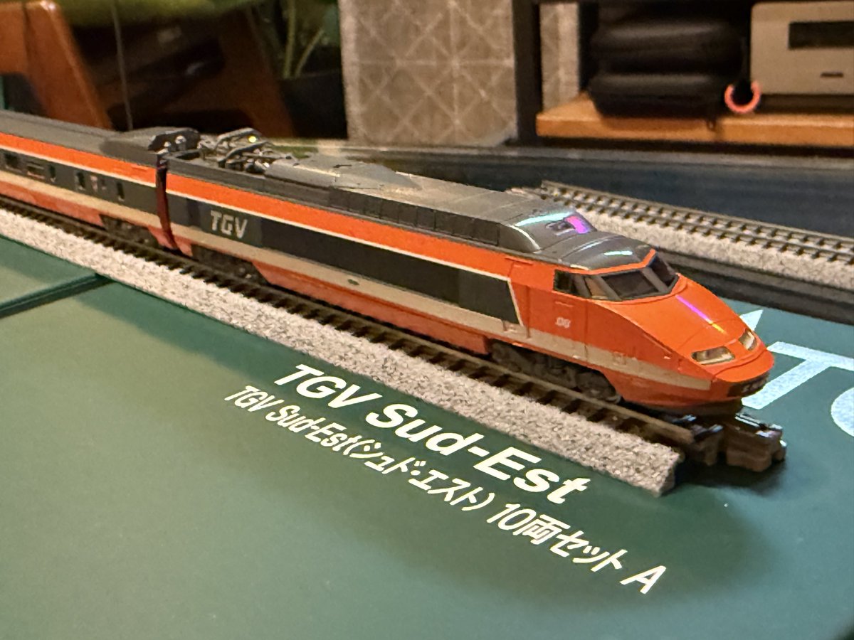 al_mn's tweet photo. おフランスのお電車ザマス！

昔KATOのカタログで憧れながら見ていたTGVを、まさか手にする日が来るとはねぇ…。
初めて買った海外車両にして、初めての連接車。走らせてぇなぁ…。 https://t.co/jYm8InkvH6