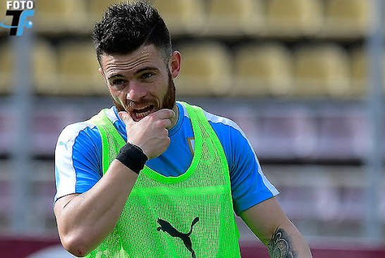 MartinCharquero's tweet photo. Bielsa le informó a Nahitan Nandez que no lo elegirá para el mundial.  Los argumentos son exclusivamente deportivos. 

El entrenador tampoco lo había citado en la última fecha FIFA. 

Más información en @CarveDeportiva https://t.co/lPh5A4BjOt
