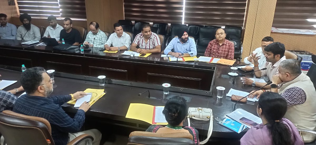 radionews_jammu's tweet photo. Director Census Operations J&amp;K @amit1kas reviews Census-2027 preparations at @jmcjammu and stresses speeding up Self Enumeration through public awareness campaigns. Officials discuss mapping, house listing and coordination for smooth conduct of the census exercise.

@Devansh_IAS https://t.co/JvU7hx10rz