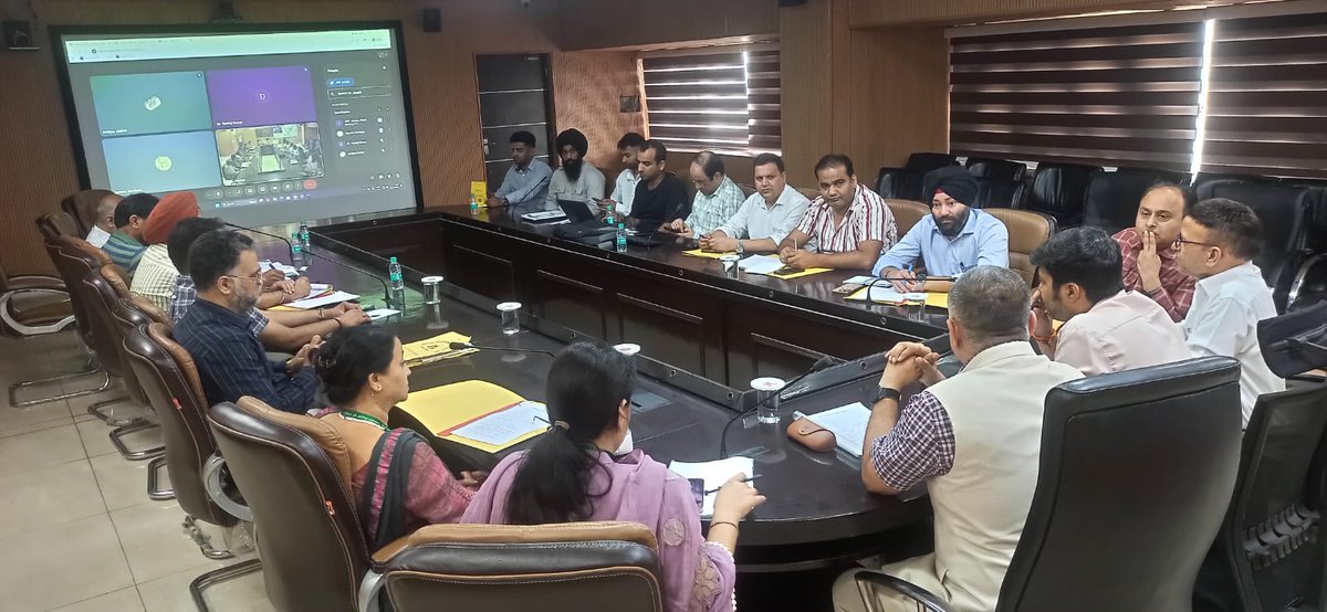 radionews_jammu's tweet photo. Director Census Operations J&amp;K @amit1kas reviews Census-2027 preparations at @jmcjammu and stresses speeding up Self Enumeration through public awareness campaigns. Officials discuss mapping, house listing and coordination for smooth conduct of the census exercise.

@Devansh_IAS https://t.co/JvU7hx10rz