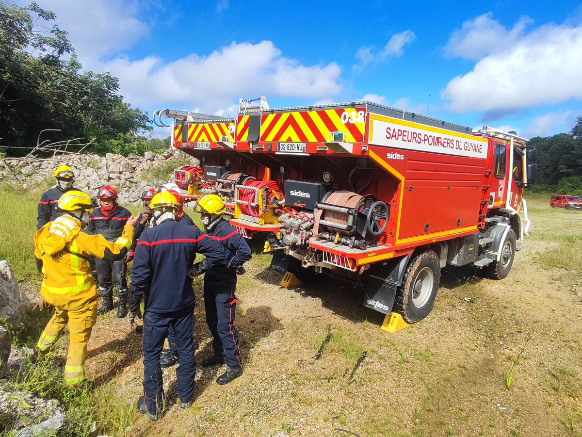 Sdis973's tweet photo. Les 🧑‍🚒 @Sdis973 et @PompiersParis  formés aux #FeuxdeForets 🔥🪾🌳🌴 pendant une semaine sur les secteurs #Kourou et @ville_macouria
✅ 20 stagiaires FDF 1 et 2
✅ 1 GIFF 🚒
✅ Préparation saison sèche https://t.co/lbaxdftTnq