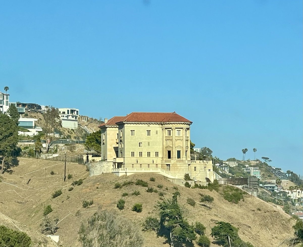 jenniferschadel's tweet photo. Malibu, the Pacific Coast Highway, and an art deco hotel. It was good to be back in So Cal. https://t.co/3sRaDijKtj