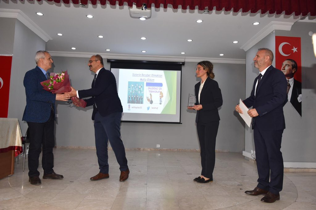 VeliProf's tweet photo. Yalvaç İlçe Milli Eğitim Müdürlüğü ile ortaokul öğrencileri, matematik ve sınıf öğretmenlerinin katılımıyla “Yaratıcı Etkinliklerle Matematik Öğretimi”seminerimizi gerçekleştirdik. Katılan ve katkı sağlayanlara çok teşekkür ederim. @tcmeb @YalvacMem @recai_ocak @Abdullah_Erin47 https://t.co/aksbmq8XJn