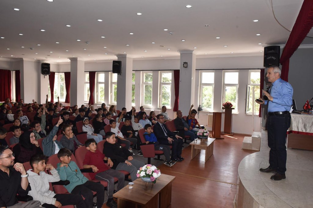 VeliProf's tweet photo. Yalvaç İlçe Milli Eğitim Müdürlüğü ile ortaokul öğrencileri, matematik ve sınıf öğretmenlerinin katılımıyla “Yaratıcı Etkinliklerle Matematik Öğretimi”seminerimizi gerçekleştirdik. Katılan ve katkı sağlayanlara çok teşekkür ederim. @tcmeb @YalvacMem @recai_ocak @Abdullah_Erin47 https://t.co/aksbmq8XJn