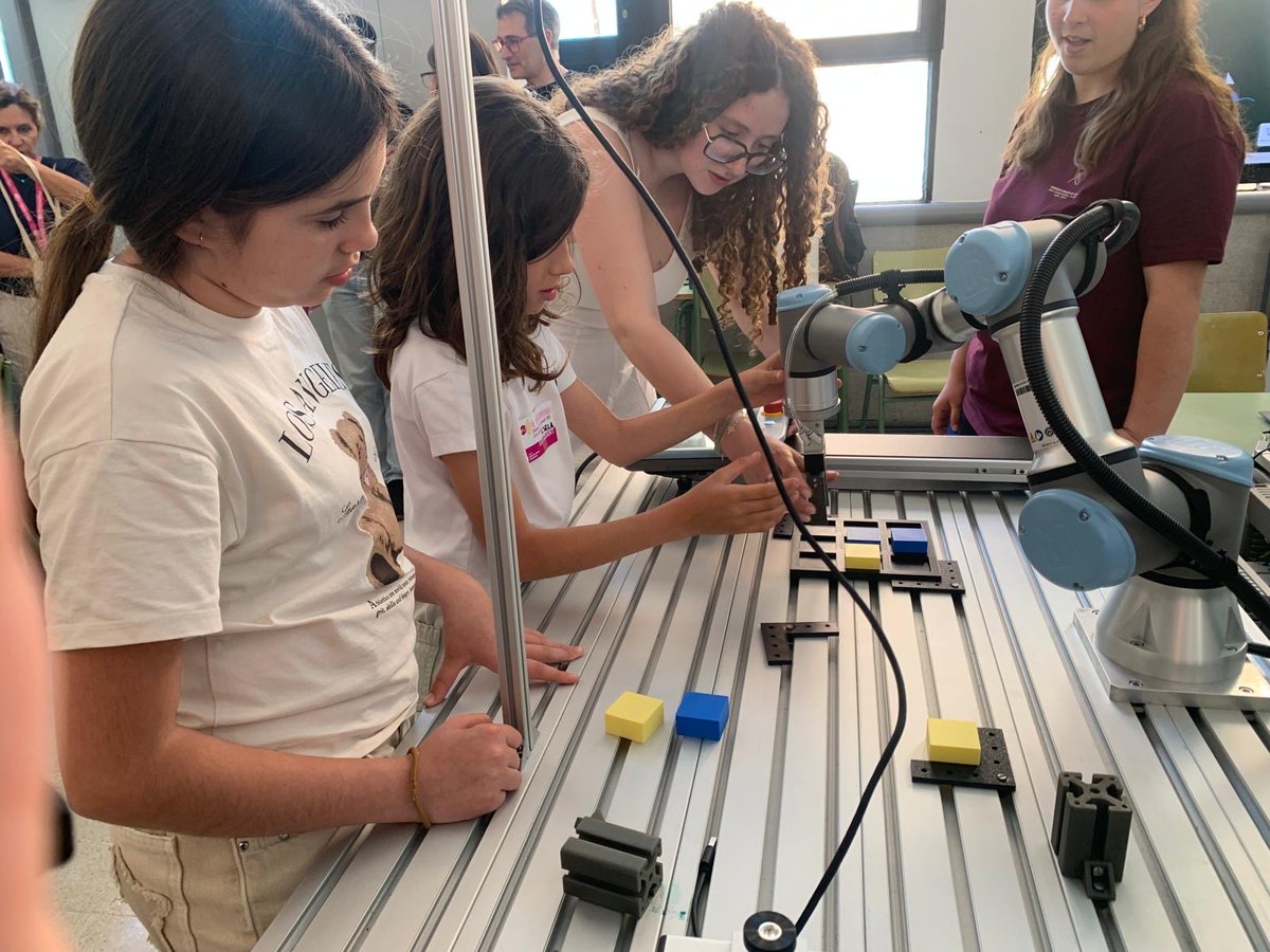 EdTbarcelona's tweet photo. Durant la Real Experience de Robòtica, nenes d’entre 8 i 12 anys, acompanyades per les seves famílies, han descobert i experimentat amb robots col·laboratius i industrials de la mà de les/els alumnes d’Automatització i Robòtica Industrial. Una experiència per trencar estereotips, https://t.co/1kDNMhoi8V