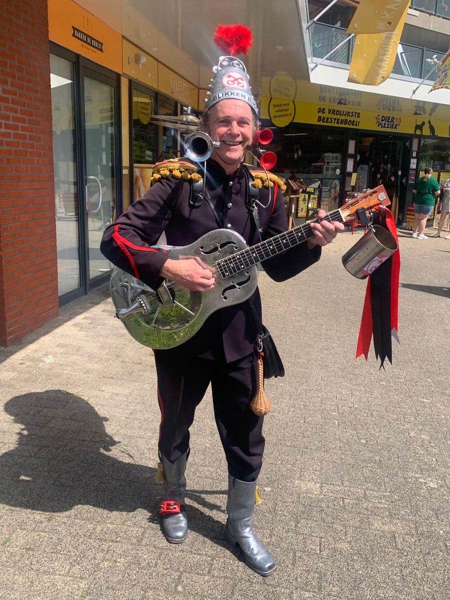 MACentertainm's tweet photo. Blikken Rick te gast in Winkelcentrum Ter Aar

Vandaag, zaterdag 23 mei 2026, waren wij te gast in Winkelcentrum Ter Aar met onze topper Blikken Rick. Rick wist er weer een gezellige en muzikale middag van te maken met heel veel interactie. https://t.co/cJqClUVq3A