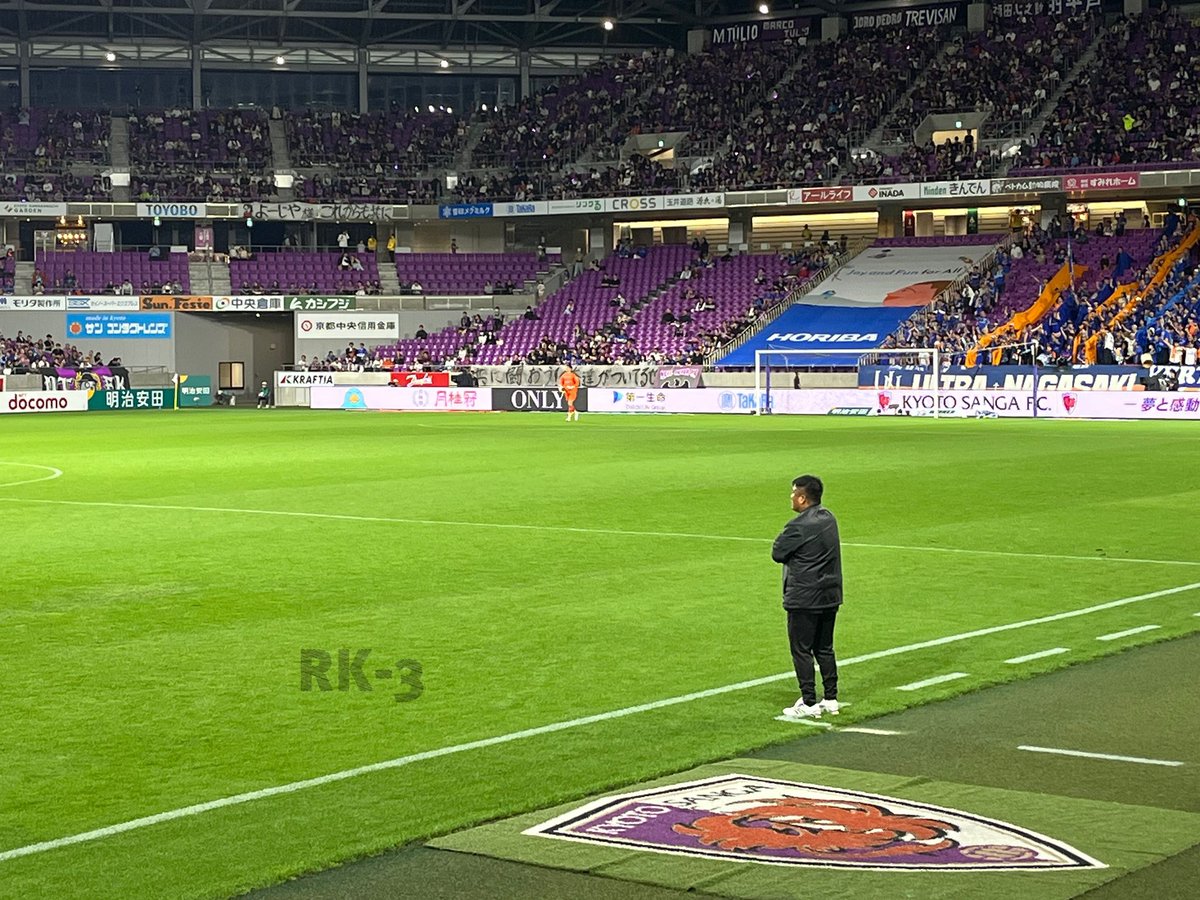 RK3_gsgb's tweet photo. 「Jリーグができる前の京都で生まれ育った人間としては、この街にプロクラブがあって、こんなに立派なスタジアムがある事が信じられない」とよく語られていましたが、曺監督が"信じられない"と表したその感情におそらく近い気持ちで、私は今こうしてJ1の舞台で戦い続けているサンガを見ています。
過去は変えられない。どうしたって無かった事にはできない。それはここ1〜2週間で喧騒を前にして強く感じている事だと思います。それは過去に過ちを犯した以上、同じ業界で仕事を続ける為には背負い続けなければならない宿命でもある。曺監督もそれを理解しているからこそ、退任の挨拶でもその事に触れたんでしょうし。
ですがかつての暗い過去は変えられないとしても、曺監督が故郷のクラブで成し遂げた偉業、故郷のサッカーファンに見せてくれた景色、故郷の街ごと巻き込んで変えようとしたクラブのステータス……その奮闘と功績の全ては、京都サンガというクラブにとって忘れられない輝かしい過去として刻まれていく。今日の拍手や声援、あちらこちらで聞こえる声が裏返るほどの「曺さんありがとう」の言葉、曺さん怪我するんちゃうかぐらいの勢いで飛びついてくる選手達……その全てが、曺貴裁という指揮官がこのクラブでやってきた過去に対する答えのはずです。

過去は変えられない。でも新しい過去は日々生まれゆく。曺監督がこのクラブに、誰に何を言われようとも決して穢される謂れのない明るい過去を築いてくれた事、心から感謝しています。どこまでも果てしなくエモーショナルな5年半をありがとうございました。次に刻む過去も、明るい過去として振り返られるものになる事を。

#京都サンガ
#京都サンガFC
#曺貴裁