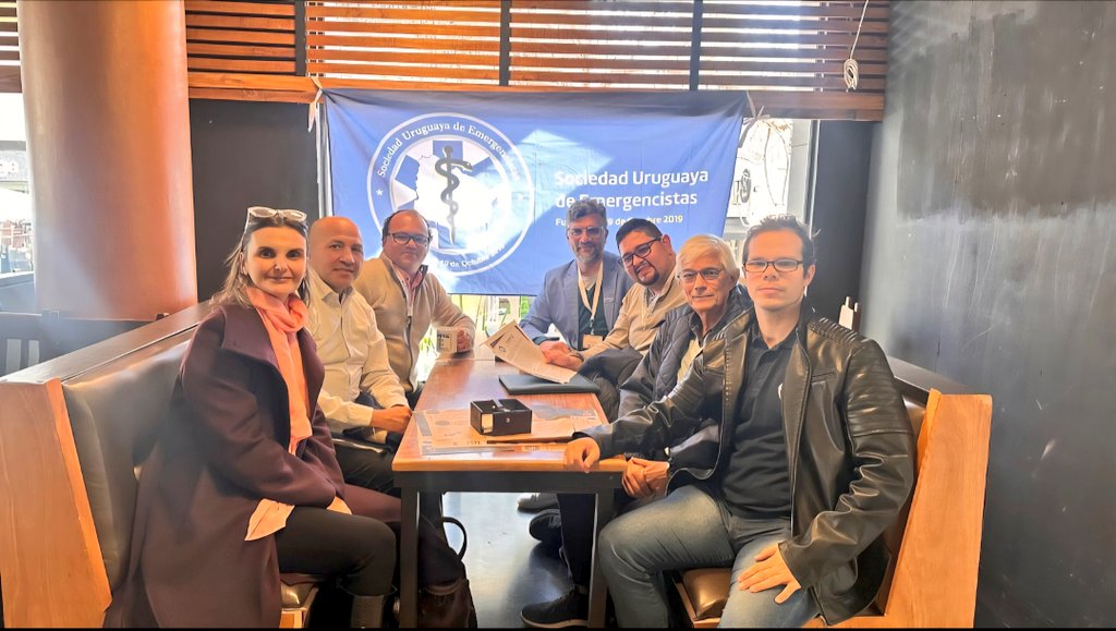 SEmergencistas's tweet photo. Firma de convenio de cooperación entre SUE Uruguay y SAMPRE Argentina. 
Seguimos creciendo. https://t.co/Y5arLupHZV
