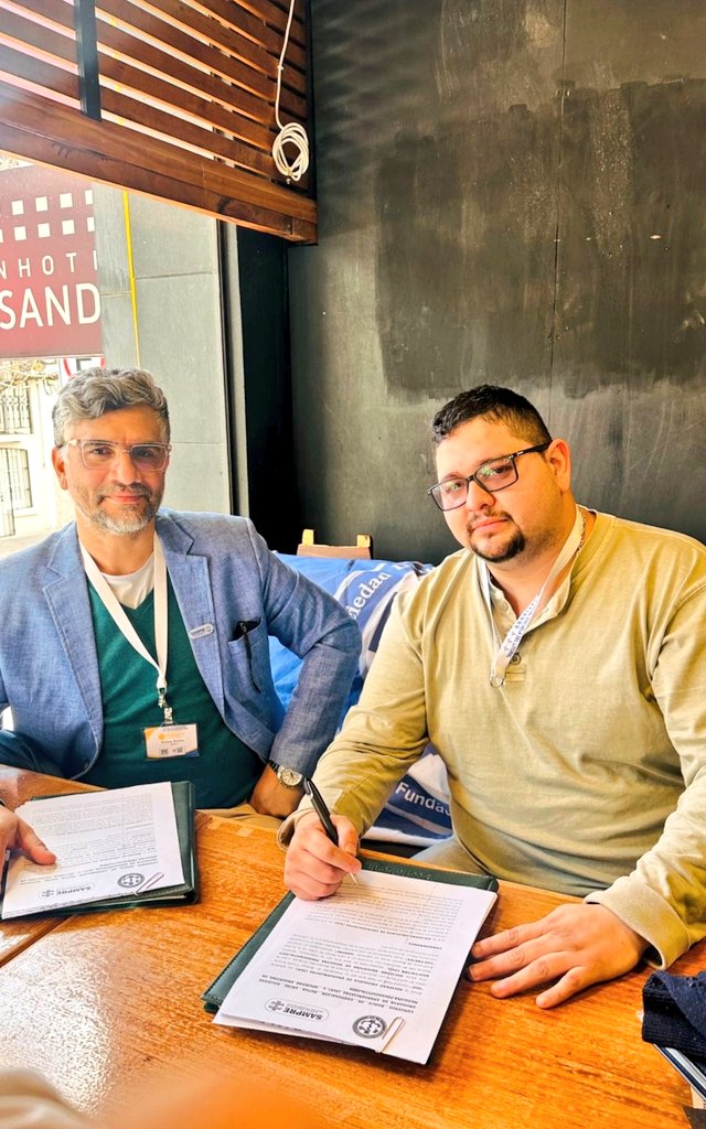 SEmergencistas's tweet photo. Firma de convenio de cooperación entre SUE Uruguay y SAMPRE Argentina. 
Seguimos creciendo. https://t.co/Y5arLupHZV