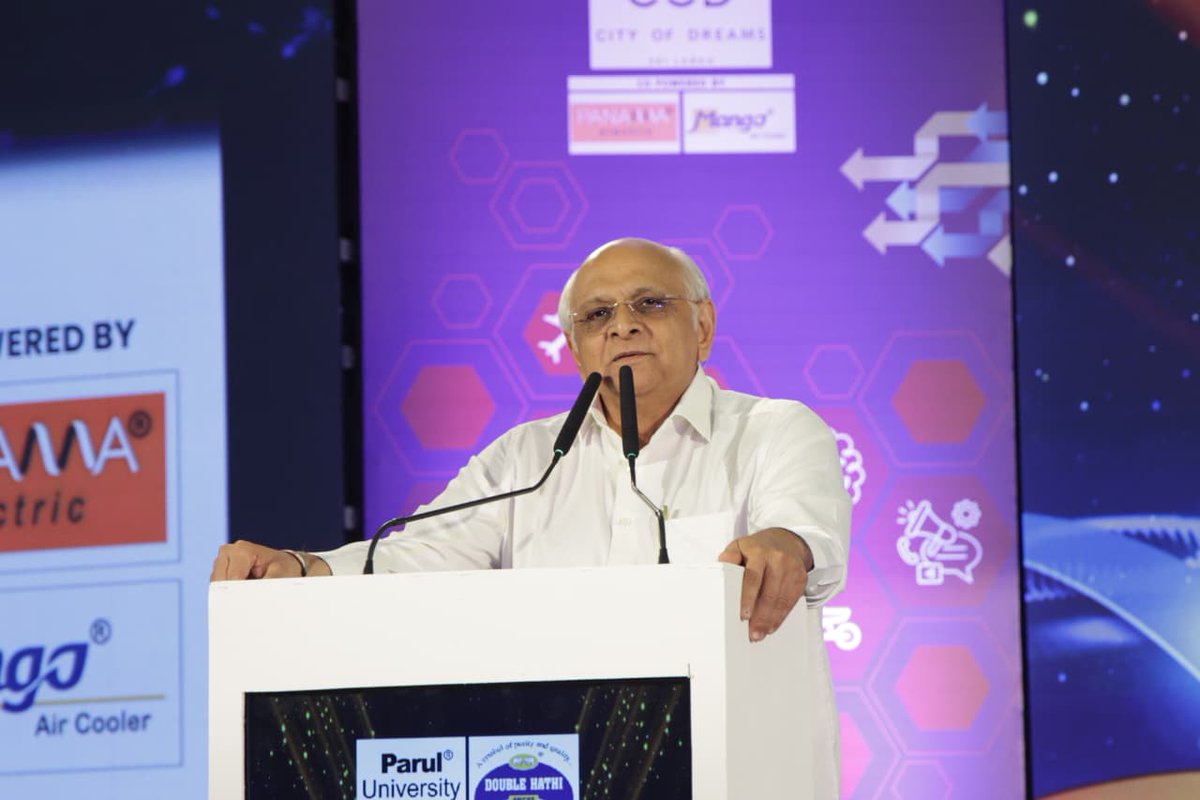 Bhupendrapbjp's tweet photo. અમદાવાદમાં 'ZEE 24 કલાક' દ્વારા આયોજિત 'મહાસન્માન' કાર્યક્રમમાં ઉપસ્થિત રહીને વિવિધ ક્ષેત્રોમાં ગુજરાતનું ગૌરવ વધારનારા 40 જેટલા મહાનુભાવોને સન્માનિત કરવાનું સૌભાગ્ય મળ્યું.

​માનનીય વડાપ્રધાનશ્રી નરેન્દ્રભાઈ મોદીના દૂરંદેશી નેતૃત્વ અને 'વિકાસની રાજનીતિ'એ ગુજરાતને દેશનું ગ્રોથ એન્જિન બનાવ્યું છે. આજે ગુજરાત અને ભારત સમગ્ર વિશ્વ માટે પ્રગતિનું ઉદાહરણ બન્યા છે, જે આપણા સૌ માટે ગૌરવની બાબત છે. આપણે "વિકસિત ભારત વિકસિત ગુજરાત" ના વિઝન સાથે આગળ વધી રહ્યા છે, ત્યારે આ વિઝનને સાકાર કરવામાં સમાજના સૌ અગ્રણીઓ મહત્તમ યોગદાન આપે તેવું આહવાન કર્યું. 

સમગ્ર વિશ્વ આજે જ્યારે કપરી પરિસ્થિતિમાંથી પસાર થઈ રહ્યું છે, ત્યારે માનનીય મોદીજીએ દેશવાસીઓને પેટ્રોલ અને ઊર્જાનો કરકસરભર્યો ઉપયોગ તેમજ સ્વદેશી અપનાવા અંગેની હાકલ કરી છે. આ હાકલને સૌ સહિયારા પ્રયાસોથી ઝીલી લે તેવો અનુરોધ કર્યો. 

@Zee24Kalak