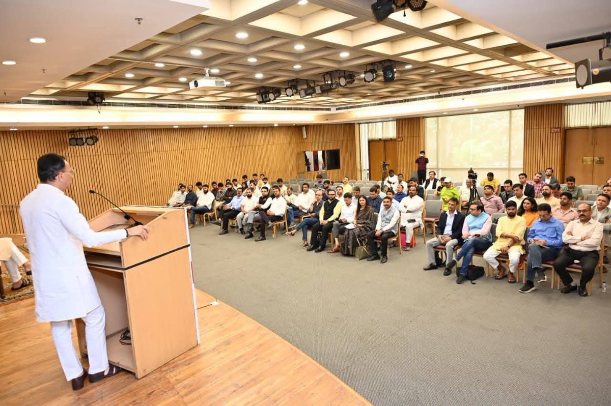 guptachetan34's tweet photo. Had the opportunity to attend the Leadership Dialogue on NewAge Commerce organized by @spmrfoundation. Insightful discussions on India’s evolving e-commerce ecosystem, trust, and digital growth. Honoured to witness the keynote address by Union Minister Shri @JitinPrasada Ji. https://t.co/a9cV73BU7w