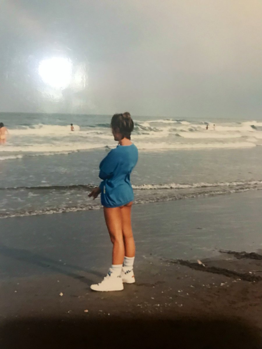 ssssoraya_'s tweet photo. Tenemos una generación de madres hermosas que no se hicieron ni una intervención estética, criadas a sol y pucho. Mi vieja, las mejores piernas q vi jamás https://t.co/gYA66JaQR1