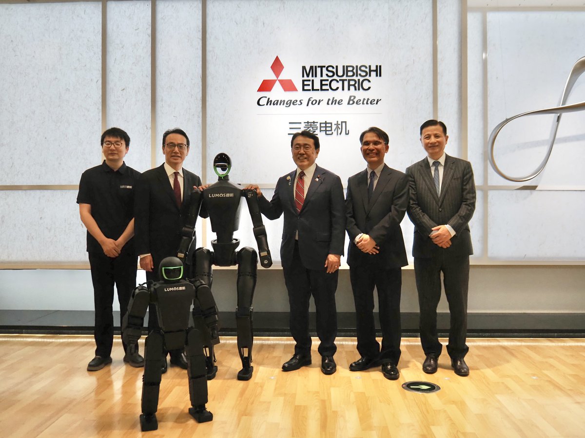 meti_NIPPON's tweet photo. 赤澤大臣は、中国・蘇州出張の際に、日産出行服務の自動運転タクシーに試乗するとともに、三菱電機智能製造科技（中国）集団有限公司を訪問し、三菱電機の協業先の現地企業が開発した人型ロボット等を視察しました。#meti_daijin https://t.co/giGfexym9e