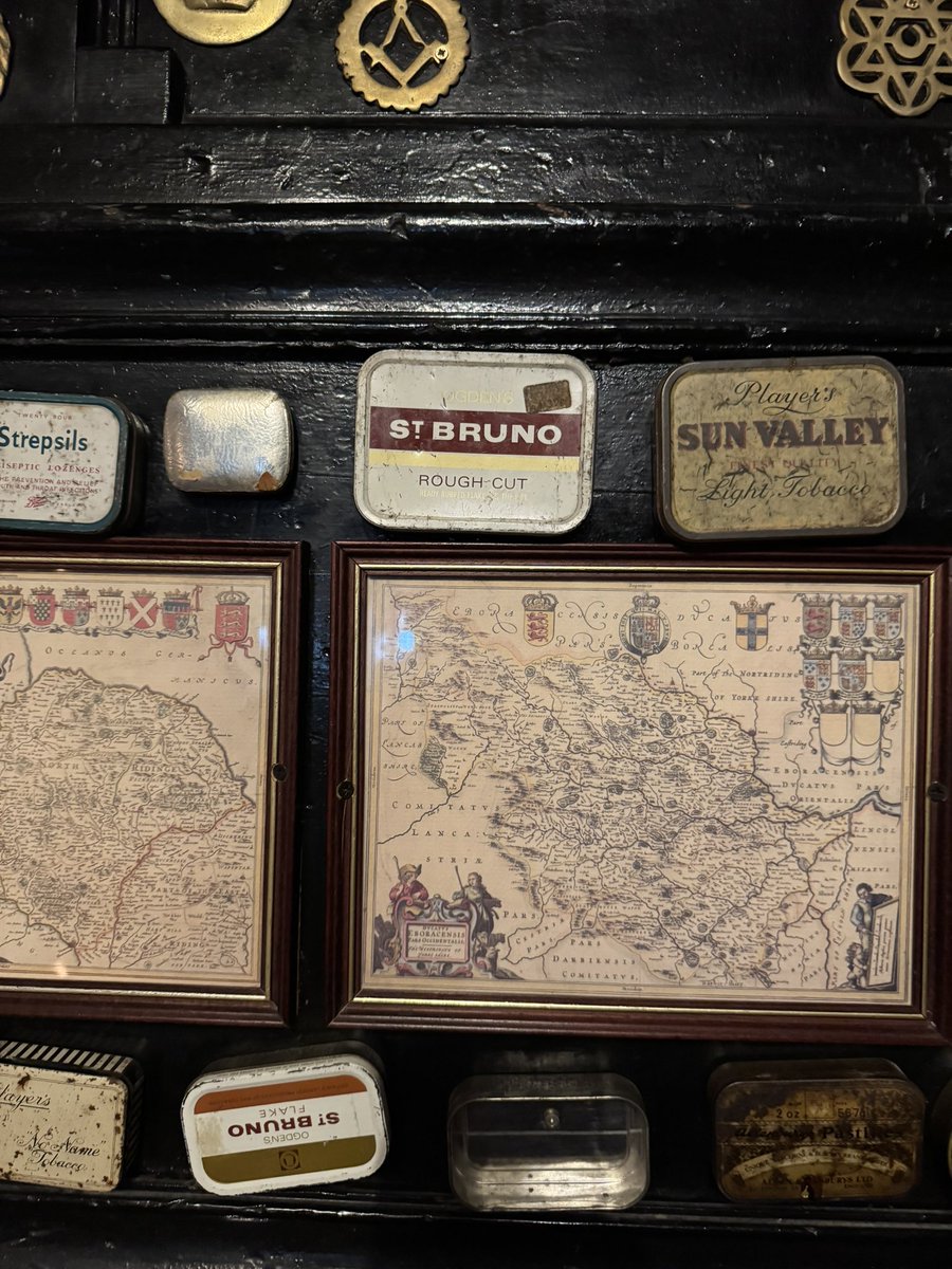 0898Lisa's tweet photo. @RetirementTales I was in a pub in Hull decorated with the bric-a-brac of yester year. I saw this and thought of you 💜
#ifyouknowyouknow https://t.co/LSv36u7bLK