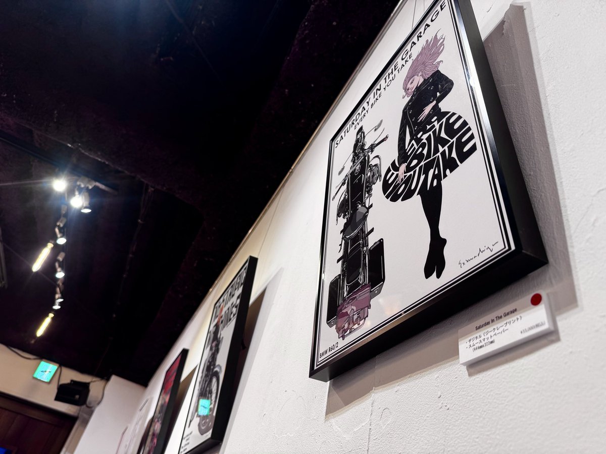 oha_ukulele's tweet photo. イラストレーターのマチパーさんの個展に行って来ました。
クラッシックなバイクと女性のイラストが素晴らしい！
そして文字のデザイン、色合いも素敵で行って良かった。
本日はマチパーさんもいらして、イラストやバイクの話を聞く事が出来ました。
ユナイテッドカフェ世田谷で25日まで開催中です。 https://t.co/t3taxt3K4X