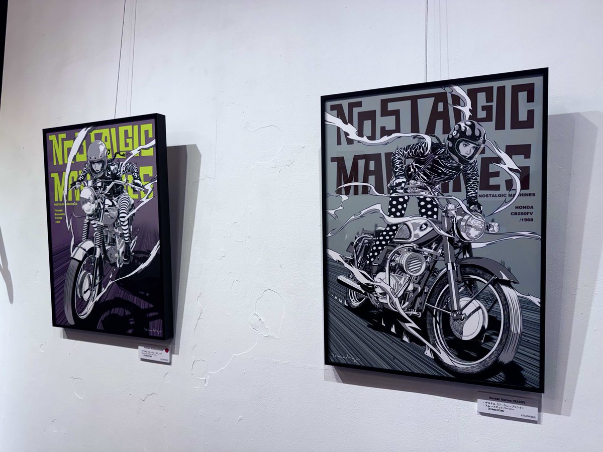 oha_ukulele's tweet photo. イラストレーターのマチパーさんの個展に行って来ました。
クラッシックなバイクと女性のイラストが素晴らしい！
そして文字のデザイン、色合いも素敵で行って良かった。
本日はマチパーさんもいらして、イラストやバイクの話を聞く事が出来ました。
ユナイテッドカフェ世田谷で25日まで開催中です。 https://t.co/t3taxt3K4X