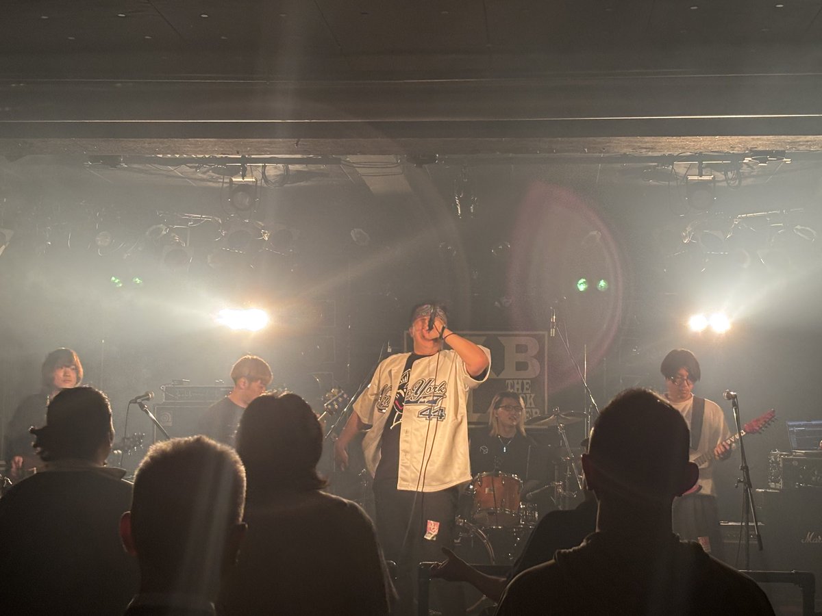 PapilioJpn's tweet photo. 2バンド目、シークレットバンドは
One Last Standでした🤘 https://t.co/r4HC4kl0wk