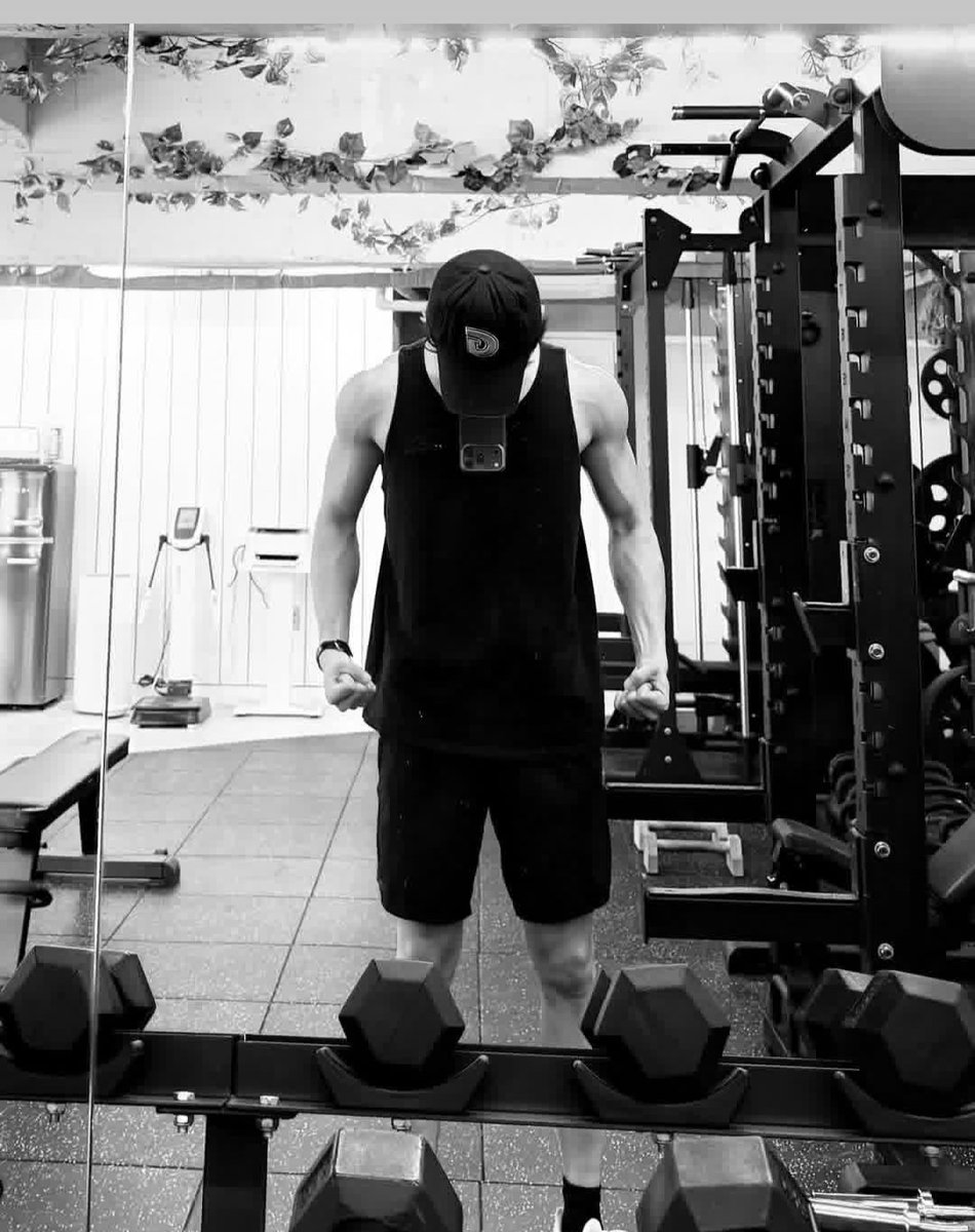 Muhamma88596556's tweet photo. Yoon Chanyoung's shoulder 😩#yoonchanyoung #chanyoung #shirtless #gym #allofusaredead https://t.co/Vvkxg1P2Qs