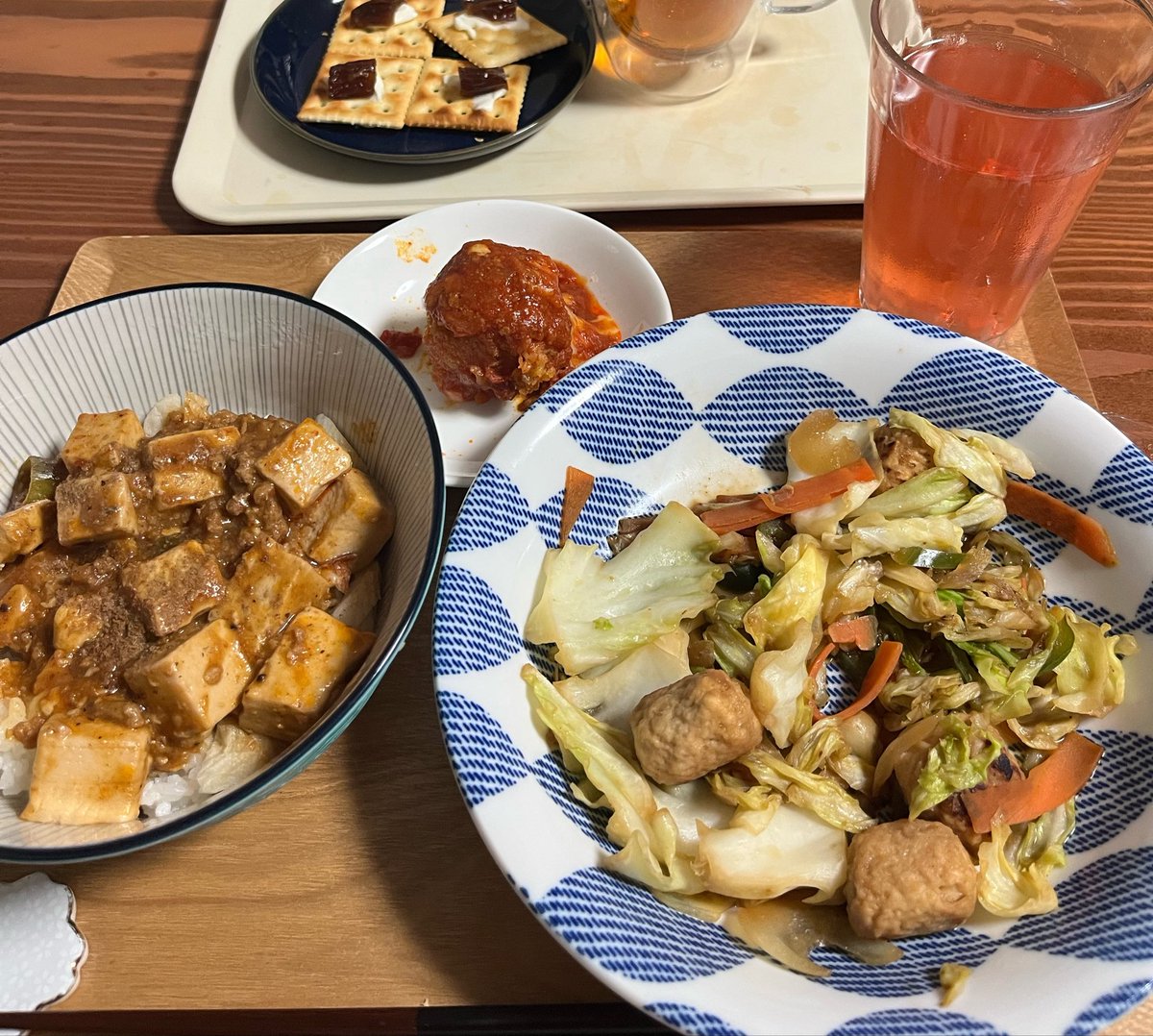 acchaco1's tweet photo. 今日の晩御飯は麻婆丼　野菜炒め　ライスコロッケ　デザートにデーツとクリームチーズのクラッカー
#ダイエット垢さんと繋がりたい #ダイエット #糖質制限 https://t.co/dp1MaHsoI7