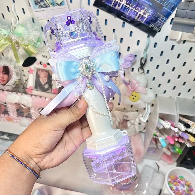AsaXxvi's tweet photo. 🎀กิจกรรมแจก‼️ เรซิ่นตกเต่งแท่งไฟPlAVE🎉 

📍รีทวิต+เมนชั่นทายเลข3ตัว(ที่แม่ค้าเลือกไว้)
🎁คนแรกที่ตอบถูกรับรางวัลเป็นเรซิ่น2ชิ้น มูลค่า600฿+ เลือกบรีฟเองได้ค่ะ

#PLAVE #플레이브 #ตลาดนัดplave #ตลาดนัดเพ้บ #PLAVE_INCINEMAS
#PLAVEAsiaTour_DASH_QuantumLeap_EncoreinCinemas https://t.co/810Ewx9fLz