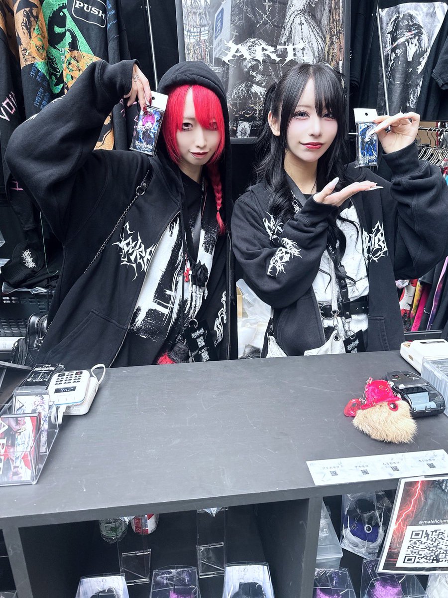 maleficium_idol's tweet photo. 明日もデザフェスに
maleficiumが参戦！
maleficiumはライブもあります
屋上ステージにて
14:50〜ライブ

【maleficiumデザインフェスタ参戦】
maleficiumが
ART.とコラボして
デザインフェスタに参戦します！
2日目の5/24(日)も
ART.ブースにて
maleficiumメンバーが立ちます
ラルム11:00〜、13:00〜
チホ12:00〜
？(AxiosRecords)も立ちます
アリス、セシルも？
そして
ブースにて商品ご購入の方には
メンバーサイン入りフライヤー
をプレゼント
是非デザフェスART.ブースに
お立ち寄りください

5/24
Apparel & Goods.
ART. × maleficium
Collab Booth
ブース : 西館1F G-26
Apparel & Goods.
ART. × maleficium
Collab Booth

5/24(日)
maleficium 屋上ステージ
14:50〜ライブ

　　  #デザインフェスタ vol.63
　　　  チケット販売中！

5月24日は
東京ビッグサイト西&南館に集合
皆様のご来場を心よりお待ちしております

【購入方法】
🎫インターネットからのご購入
詳細はこちらのURLから
https://t.co/tC2iBOyfat

🎫デザインフェスタオフィス&デザインフェスタギャラリー原宿での
ご購入 ※現金支払いのみ
（オリジナルデザインの前売りチケットをご購入いただけます🌈✨）
@DFGHarajuku

デザインフェスタvol.63
日程：2026年5月23日(土)・24日(日)
時間：両日 10:00 〜 18:00
会場：東京ビッグサイト 西&南館
HP：https://t.co/D4kmfG2rFo

#デザフェス #デザフェス63