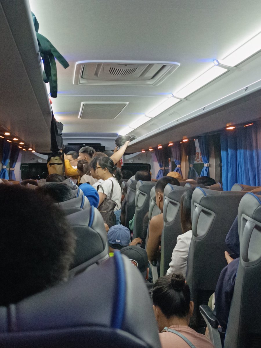 xpilinut's tweet photo. It's almost midnight and the situation on this bus I'm riding right now is like this. 🫪 https://t.co/oLFQEzIIwS