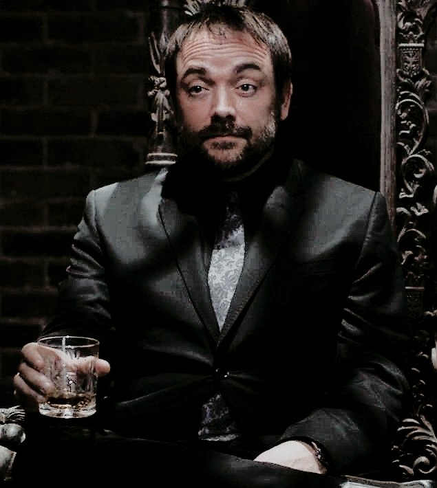 hardysways's tweet photo. he's already found the open bar while waiting, of course he did. he's the king of hell. carrying a gift of one of only 12 made scotch whiskeys, an envelope to the deeds and keys of an island for the couple. 

#AnIneffableWedding https://t.co/ONo8fpiXFO