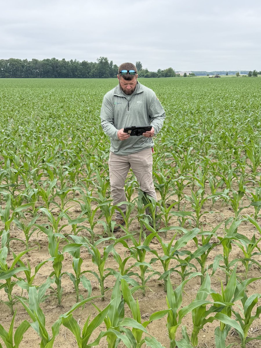 Southern_fs_inc's tweet photo. Southern FS Crop Specialist Zach Sauerbrunn was out checking for cutworm while Precision Specialist Jeremy Harris completed SmartScout runs, all to keep our growers informed and ahead of the game. https://t.co/VJTSE6bXvt