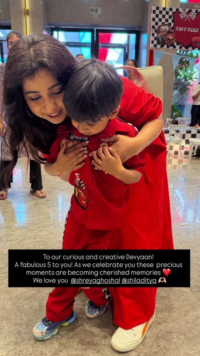 SonaSsg's tweet photo. The bestest picture on Internet to me ❤
The momma ~ son together in frame❤
@shreyaghoshal ~ #Devyaan my heart is blushing 😊 https://t.co/NYacjVtNVn