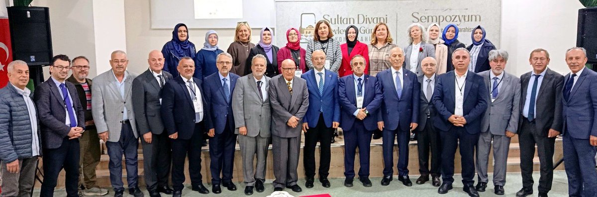 aakultursanat's tweet photo. 📍 Afyonkarahisar'da "Sultan Divani Mevlevilik Günleri" etkinliği düzenlendi

👥 Kadınanalar Kültür Derneği, Afyonkarahisar İl Kültür ve Turizm Müdürlüğü işbirliği ve Türkiye Yazarlar Birliği İstanbul Şubesinin katkılarıyla "Sultan Divani ve Afyonkarahisar'da Mevlevilik" sempozyumu Türkiye’nin farklı şehirlerinden çok sayıda akademisyeni bir araya getirdi

🎙️ Sanatçı Ahmet Özhan, irfan, hikmet ve gönül medeniyetine dikkat çektiği "Anadolu'yu Mayalayanlar" başlıklı bir konuşma yaptı
 
🎼 Konya Büyükşehir Belediyesi Türk Tasavvuf Musikisi ve Sema Topluluğu tarafından sema mukabelesi icra edildi

📑 Kadınanalar Kültür Derneği Başkanı Fatma Gülşen Koçak, Sultan Dîvânî Hazretleri’nin manevi mirasının yalnızca Afyonkarahisar’a değil, bütün İslam ve Türk dünyasına ait büyük bir değer olduğunu vurgulayarak, gelecek yıl programı uluslararası bir hüviyete kavuşturmak için hazırlıklara başlayacakları bilgisini paylaştı