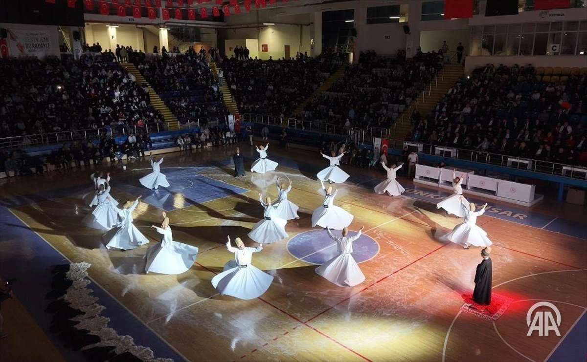 aakultursanat's tweet photo. 📍 Afyonkarahisar'da "Sultan Divani Mevlevilik Günleri" etkinliği düzenlendi

👥 Kadınanalar Kültür Derneği, Afyonkarahisar İl Kültür ve Turizm Müdürlüğü işbirliği ve Türkiye Yazarlar Birliği İstanbul Şubesinin katkılarıyla "Sultan Divani ve Afyonkarahisar'da Mevlevilik" sempozyumu Türkiye’nin farklı şehirlerinden çok sayıda akademisyeni bir araya getirdi

🎙️ Sanatçı Ahmet Özhan, irfan, hikmet ve gönül medeniyetine dikkat çektiği "Anadolu'yu Mayalayanlar" başlıklı bir konuşma yaptı
 
🎼 Konya Büyükşehir Belediyesi Türk Tasavvuf Musikisi ve Sema Topluluğu tarafından sema mukabelesi icra edildi

📑 Kadınanalar Kültür Derneği Başkanı Fatma Gülşen Koçak, Sultan Dîvânî Hazretleri’nin manevi mirasının yalnızca Afyonkarahisar’a değil, bütün İslam ve Türk dünyasına ait büyük bir değer olduğunu vurgulayarak, gelecek yıl programı uluslararası bir hüviyete kavuşturmak için hazırlıklara başlayacakları bilgisini paylaştı