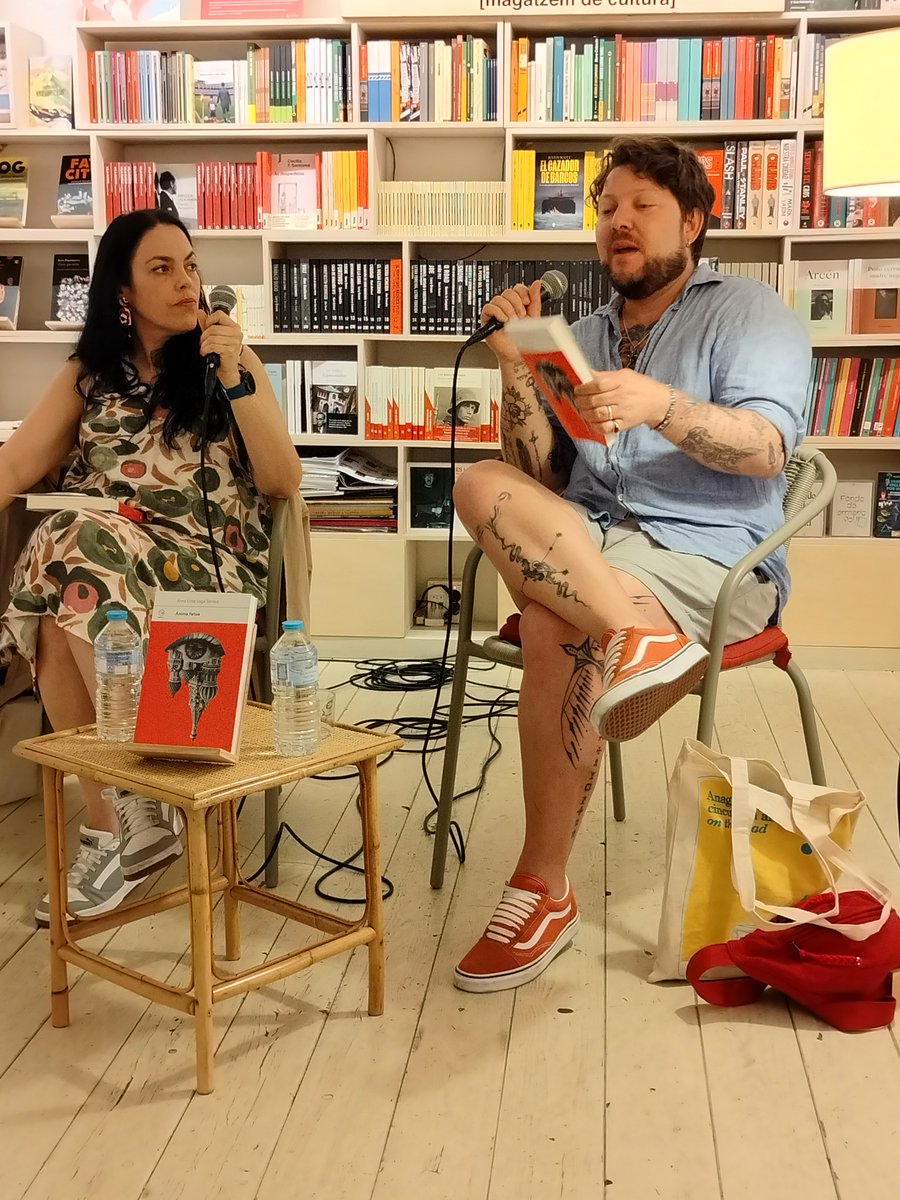 danielmsuarez7's tweet photo. Presentación de "Ánima fatua" de Ana Lida Vega Serova de @papelilloed en la librería @libreriabernat  a cargo de la editoria Niña Papelillo y el escritor Andrés Asevis ayer por la tarde. ¡Gran velada! https://t.co/eshOEqTkVD