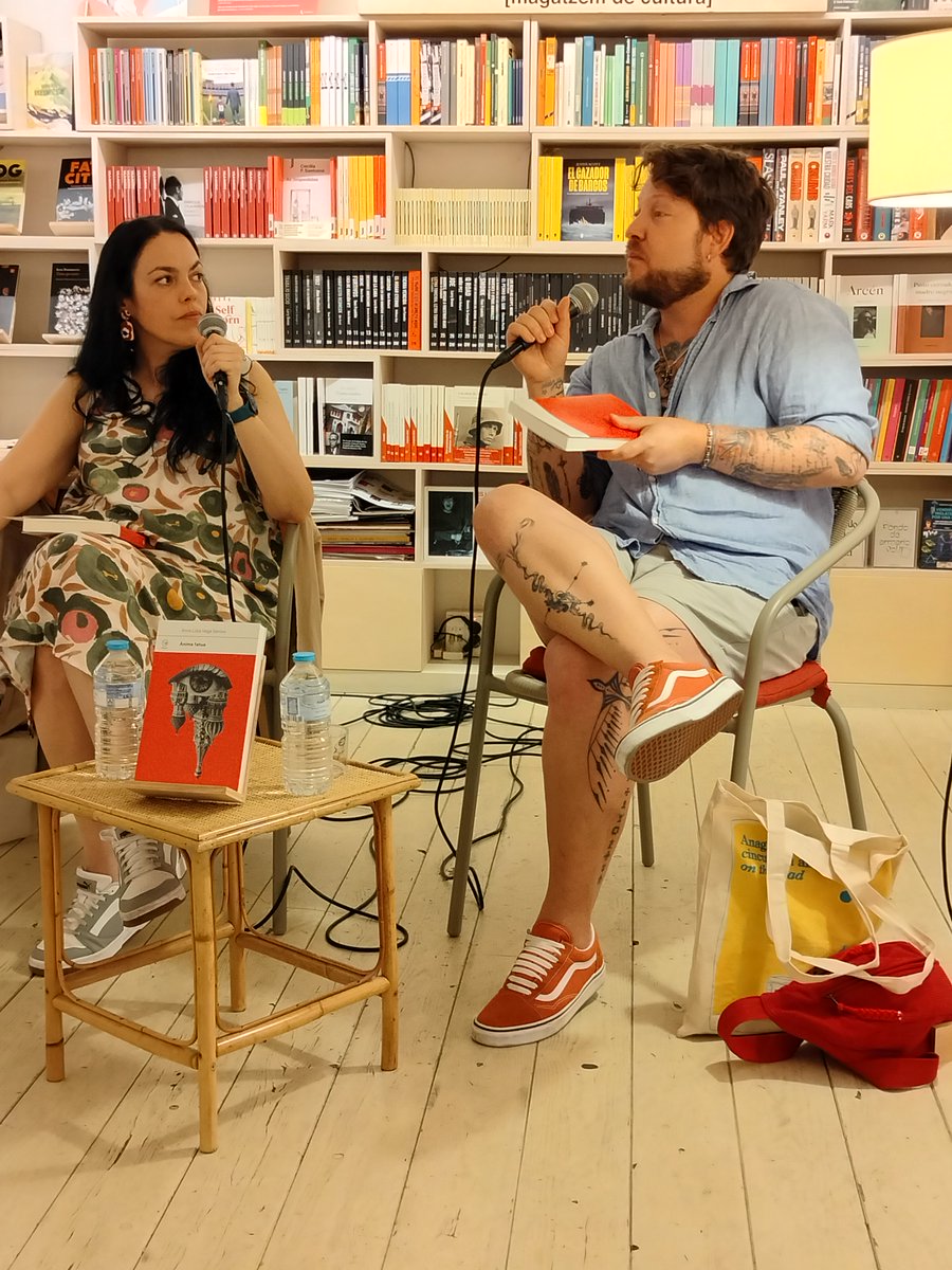 danielmsuarez7's tweet photo. Presentación de "Ánima fatua" de Ana Lida Vega Serova de @papelilloed en la librería @libreriabernat  a cargo de la editoria Niña Papelillo y el escritor Andrés Asevis ayer por la tarde. ¡Gran velada! https://t.co/eshOEqTkVD