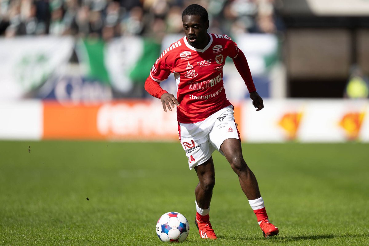 47_scouting's tweet photo. 🏴󠁧󠁢󠁥󠁮󠁧󠁿🇬🇭 Charles Sagoe Jr | 21 | LW/RW | Kalmar FF (on loan from Arsenal) | 170 cm

MV: €300k

Right-footed winger with flair, close control, and strong 1v1 ability. His low centre of gravity, quick feet, and agility allow him to create separation through close control, acceleration, and skilful changes of direction, taking defenders on both the inside and outside. Strong progressive ball-carrier from the left, capable of driving into the final third and creating danger through low crosses, cutbacks, and balls across the box, while also offering goal threat through high-volume shooting. Also showing useful off-ball instincts by finding pockets of space to receive between the lines.

After coming through Arsenal’s academy and gaining EFL experience on loan, he has been a game-changer so far during his loan at Kalmar FF.