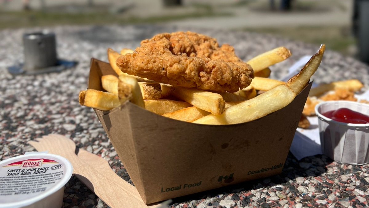 ParkBoard's tweet photo. 🏖️ Beach day
🌳 Park picnic
🏊‍♂️ Poolside hang

Our concessions are open across Vancouver serving up snacks, meals &amp; cold drinks. 🍔🍟🍦🥤

Swing by before your stroll, after your swim, anytime you're craving a tasty treat.

📍 Find a concession near you: https://t.co/rtnhYlZlEH https://t.co/WPw1j7QbJT