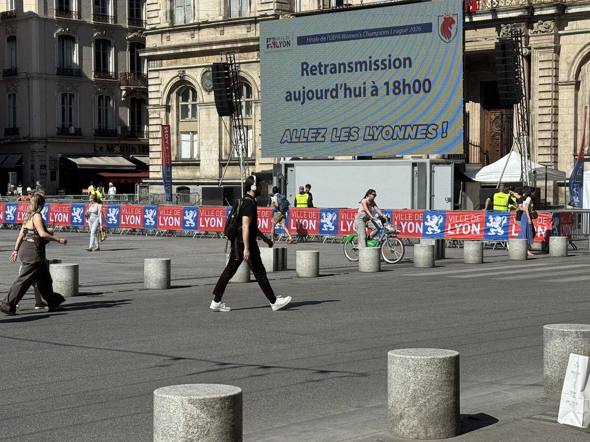 RadioScoopInfos's tweet photo. ⚽️🏆 H-1 avant la finale de la Ligue des Champions féminine entre le FC Barcelone et OL Lyonnes à Oslo !

À près de 2.000 kilomètres, une fan zone est prête à accueillir les supporters sur la place des Terreaux à Lyon. 

Go @ol__lyonnes !!! 🙌❤️💙

#FCBOL #OLLyonnes #Lyon https://t.co/eWEwUPCBeQ