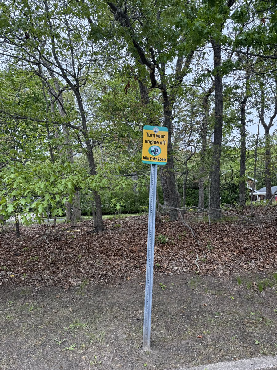 TigerVedaOne's tweet photo. @NYCMayor If u really cared about the environment you’d get the Idle Free Zones signs put up all over the city where giant SUVs wait endlessly for their Lords like other villages in NY do. See pic. https://t.co/bfejslyI0r
