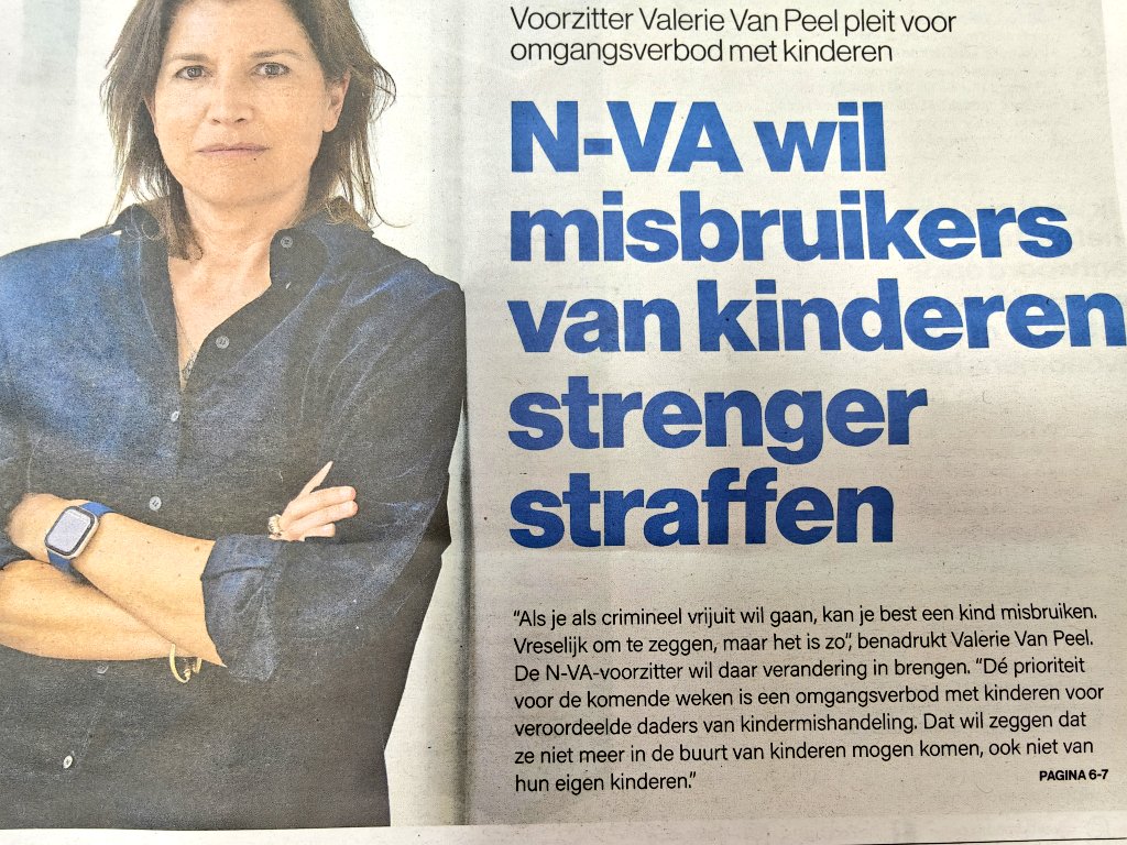 WalterZeurt's tweet photo. "Siri? Wat is plat ongefundeerd populisme?" #nva #valerievanpeel https://t.co/dUgRXewCsG