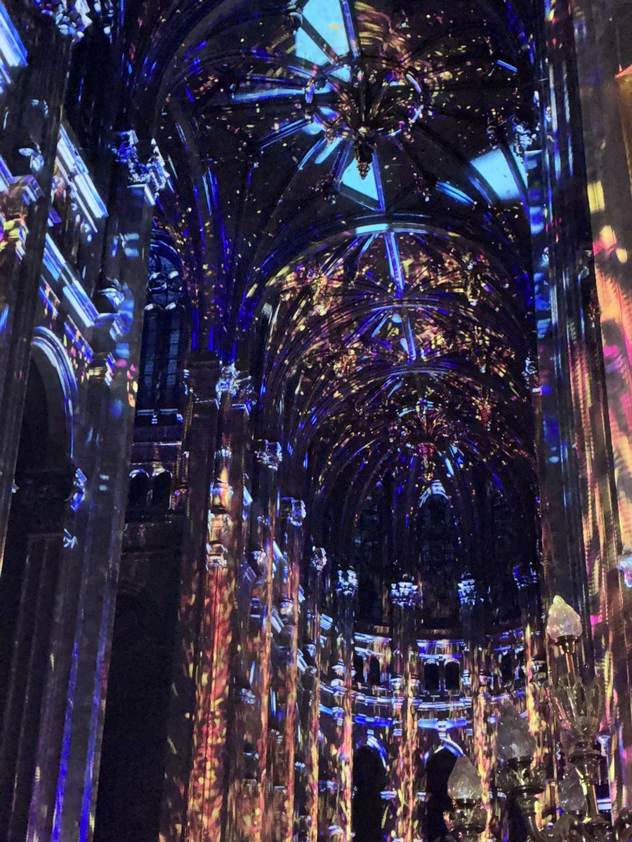 CQLouvreOpera's tweet photo. Dans le ventre de Saint-Eustache, pour la 132ième et dernière représentation, Luminiscence s’éteint doucement. Au centre du chœur, le Cerf se dresse, silhouette sacrée faite de lumière vive et d’algorithmes, gardien silencieux, messager entre ciel gothique et futur #ParisCentre https://t.co/l3Fyay5D2r