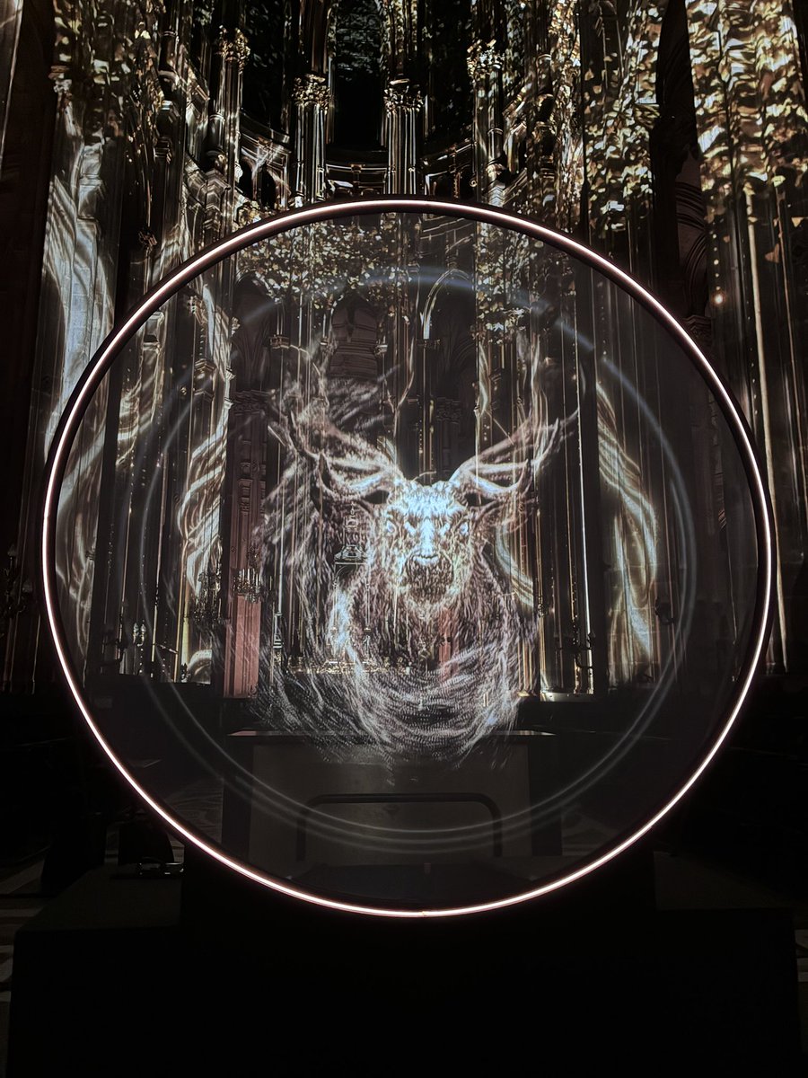 CQLouvreOpera's tweet photo. Dans le ventre de Saint-Eustache, pour la 132ième et dernière représentation, Luminiscence s’éteint doucement. Au centre du chœur, le Cerf se dresse, silhouette sacrée faite de lumière vive et d’algorithmes, gardien silencieux, messager entre ciel gothique et futur #ParisCentre https://t.co/l3Fyay5D2r