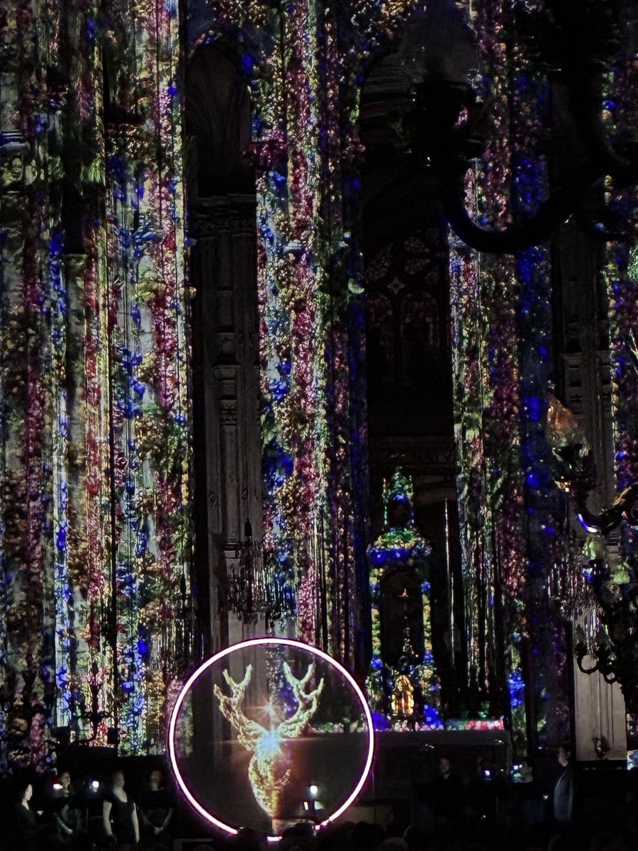 CQLouvreOpera's tweet photo. Dans le ventre de Saint-Eustache, pour la 132ième et dernière représentation, Luminiscence s’éteint doucement. Au centre du chœur, le Cerf se dresse, silhouette sacrée faite de lumière vive et d’algorithmes, gardien silencieux, messager entre ciel gothique et futur #ParisCentre https://t.co/l3Fyay5D2r