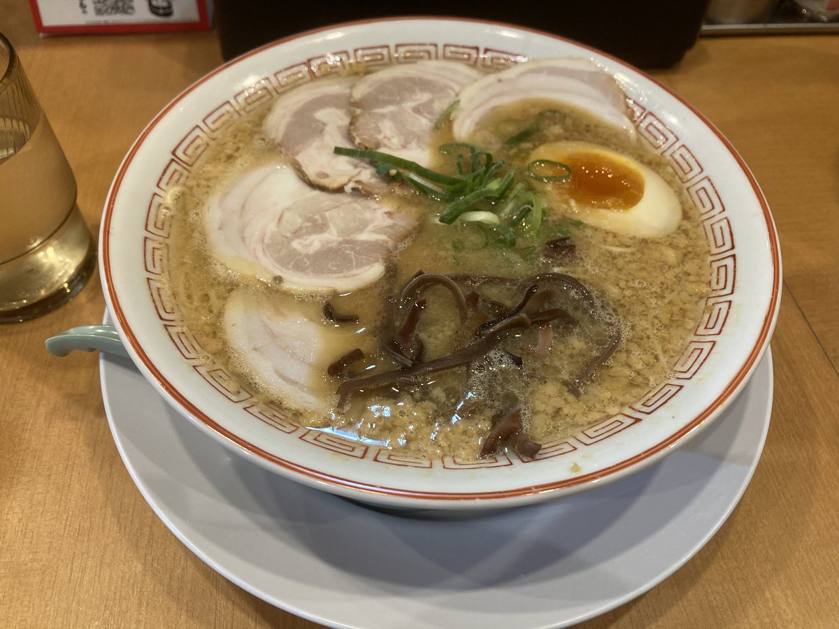 tak23tk's tweet photo. 今日の晩飯

群馬豚骨らーめん
だるま大使 無限　上福岡

ちゃーしゅーだるまらーめんパート2

上福岡駅前の花月の跡に入ったお店で気にはなってたお店に初入店

豚骨醤油のスープは濃いめで結構好みだが、麺は細麺で替玉無しでは物足りず、オプションで頼んだチューシューがペラいのがかなり残念💦 https://t.co/zPFV2WaIsH