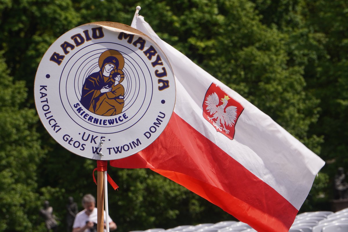 JasnaGoraNews's tweet photo. 27. Pielgrzymka Młodych z @RadioMaryja  trwa na #JasnaGóra pod hasłem: „Uczniowie – misjonarze”. To czas modlitwy, koncertów i świadectw min. muzyków, influencerów, ale i misjonarek i misjonarzy. Będzie też o świętych, którzy ewangelizowali w Internecie jak Carlo Acutis czy wybrali Jezusa i trędowatych jak Damian z Molokai. Spotkanie integruje młodzież z różnych środowisk i wspólnot.