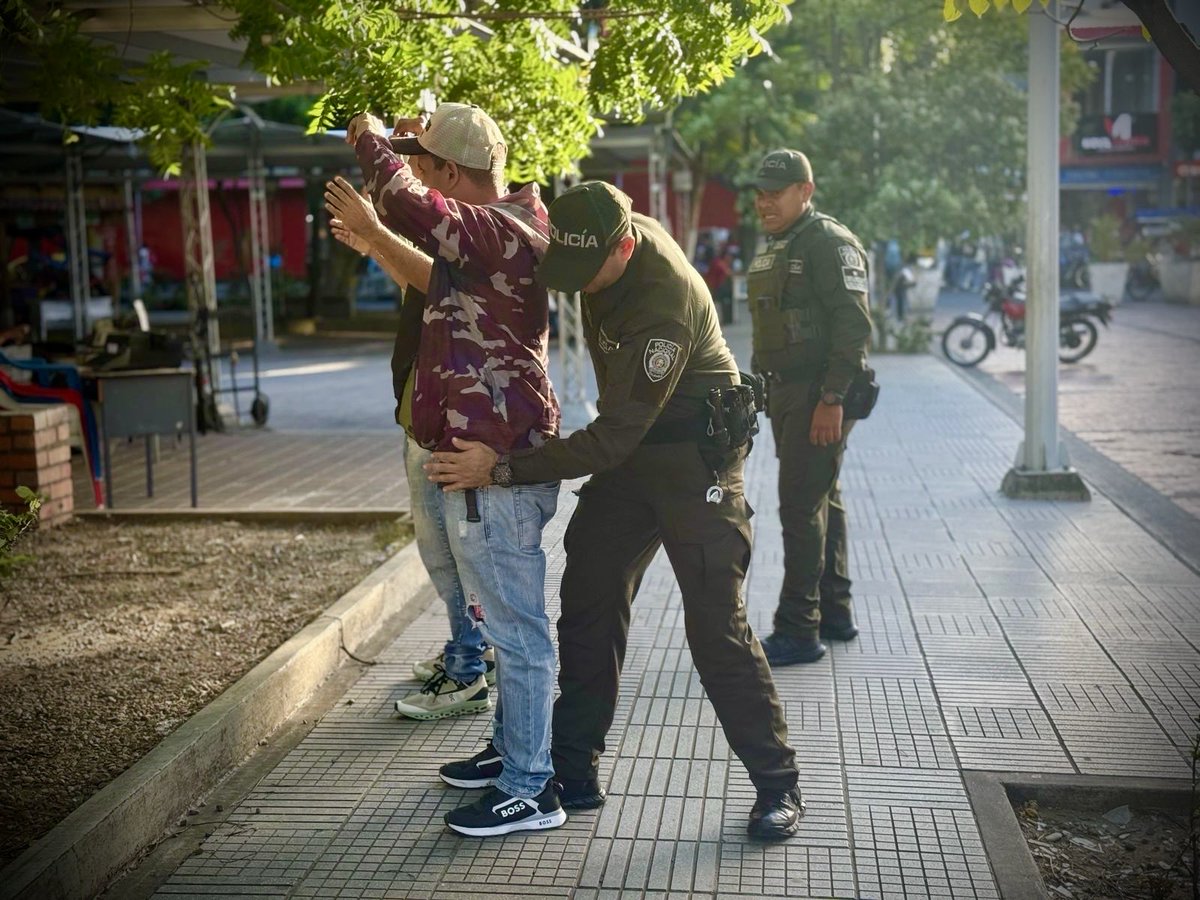 PoliciaCucuta's tweet photo. #S2D |👮🏻♀️Seguimos fortaleciendo la seguridad y la protección de nuestros niños, niñas y adolescentes.
Se brindó orientación a la comunidad y se socializaron las líneas de atención para promover entornos seguros y de sana convivencia. 💚 #EPAIS https://t.co/ouDOZHtgG9
